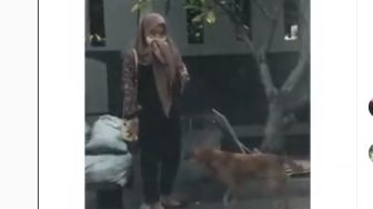 Gadis Berhijab Mematung saat Diendus Anjing, Publik Ikutan Panik