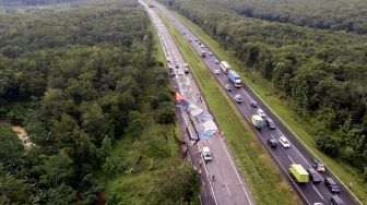 Foto udara jalan tol ambles di ruas tol Cikopo-Palimanan (Cipali) KM 122, Kabupaten Indramayu, Jawa Barat, Selasa (9/2/2021). ANTARA FOTO/M Agung Rajasa