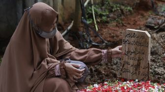 Suasana Haru Iringi Pemakaman Ustadz Maaher