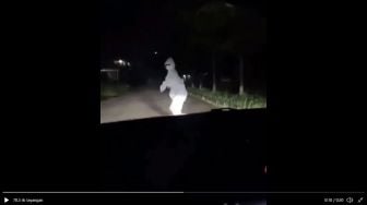 Enggak Bikin Takut, Pocong Gadungan Ini Cegat Pengendara Sambil Goyang