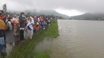 Waduh! Bencana Banjir Terjadi di Wilayah Pegunungan dan Jadi Tontonan Warga Sekitar