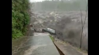 Merinding! Video Mobil Panther Terseret Lahar Dingin Semeru, Begini Kondisi Sopirnya