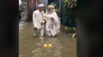 Berani Kotor, Pasangan Ini Tetap Gelar Pernikahan meski Banjir Menggenang