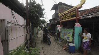 Warga beraktivitas di Kampung Tehyan, Kota Tangerang, Banten, Selasa (9/2/2021). [Suara.com/Angga Budhiyanto]