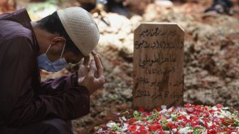 Ustadz Maaher Dimakamkan di Sebelah Syekh Ali Jaber, Banyak Dengar Al Quran