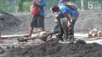 Penampakan Mobil Usai Diterjang Lahar Dingin Semeru, Hanya Tersisa Ini