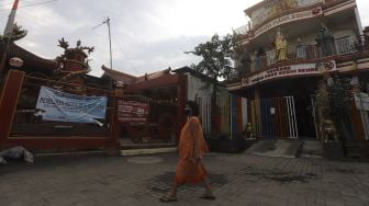 Warga beraktivitas di Kampung Tehyan, Kota Tangerang, Banten, Selasa (9/2/2021). [Suara.com/Angga Budhiyanto]