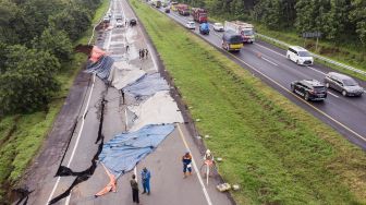 Foto udara jalan tol ambles di ruas tol Cikopo-Palimanan (Cipali) KM 122, Kabupaten Indramayu, Jawa Barat, Selasa (9/2/2021). ANTARA FOTO/M Agung Rajasa