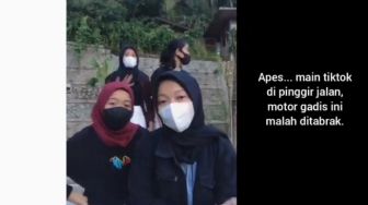 Apes! Asyik Joget TikTok, Cewek-cewek Ini Syok Motornya Ditabrak Orang