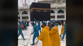 Aksi Cleaning Service Bersihkan Area Ka'bah dari Air, Warganet Takjub