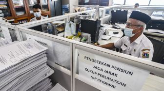 Pegawai Badan Kepegawaian Daerah DKI Jakarta menyelesaikan pekerjaannya di kantor Balai kota Jakarta, Rabu (10/2/2021). [ANTARA FOTO/Muhammad Adimaja]