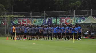 Sejumlah pesepakbola Timnas Indonesia U-22 bersiap mengikuti sesi latihan di Lapangan D Stadion Gelora Bung Karno, Jakarta, Rabu (10/2/2021). [Suara.com/Angga Budhiyanto]