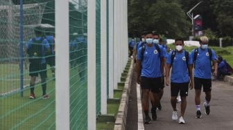 Sejumlah pesepakbola Timnas Indonesia U-22 bersiap mengikuti sesi latihan di Lapangan D Stadion Gelora Bung Karno, Jakarta, Rabu (10/2/2021). [Suara.com/Angga Budhiyanto]