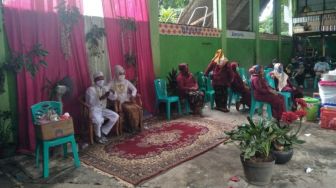 Unik, Warga Duren Sawit Jakarta Timur Nikah di Tempat Sampah