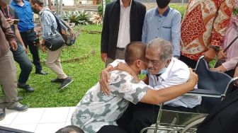 Alhamdulillah, Drama Anak Gugat Ayah Rp 3 Miliar Berakhir dengan Pelukan