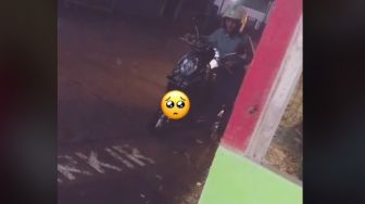 Tega! Ditinggal Cowok Pas Bensin Habis, Cewek Ini Hujan-hujan Dorong Motor