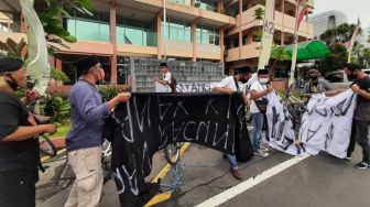 Sudah Klarifikasi, 8 Warga Temanggung Nekat Gowes Geruduk Tiga Serangkai Soal Buku Pak Ganjar