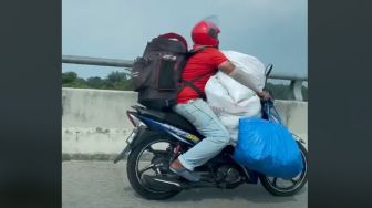 Kurir Bawa Paket Kelewat Banyak Sampai Motor Sesak, Warganet Terenyuh