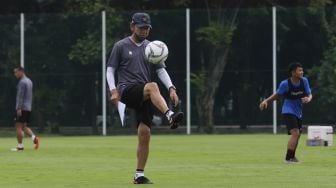 Pelatih Timnas Indonesia U-22, Shin Tae-yong memainkan bola saat memimpin sesi latihan di Lapangan D Stadion Gelora Bung Karno, Jakarta, Rabu (10/2/2021). [Suara.com/Angga Budhiyanto]