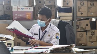 Pegawai Badan Kepegawaian Daerah DKI Jakarta menyelesaikan pekerjaannya di kantor Balai kota Jakarta, Rabu (10/2/2021). [ANTARA FOTO/Muhammad Adimaja]