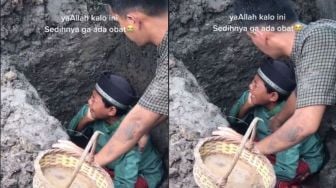 Bikin Mewek! Bocah Kumandangan Azan untuk Jenazah Sang Ayah, Videonya Viral