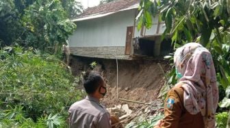 Hujan Sebabkan Pergerakan Tanah, Rumah Warga Cikeusal Serang Amblas