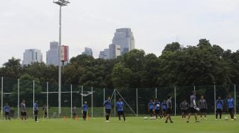 Sejumlah pesepakbola Timnas Indonesia U-22 mengikuti sesi latihan di Lapangan D Stadion Gelora Bung Karno, Jakarta, Rabu (10/2/2021). [Suara.com/Angga Budhiyanto]