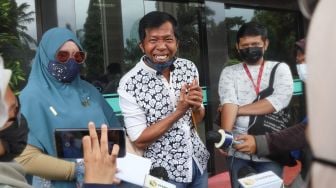 Tawa sumringah Komedian Kiwil ketika ditemui usai menjalani sidang cerai di Pengadilan Agama Jakarta Selatan, Rabu (10/2/2021). [Suara.com/Alfian Winanto]