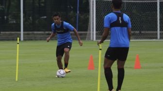 Pesepakbola Timnas Indonesia U-22 mengikuti sesi latihan di Lapangan D Stadion Gelora Bung Karno, Jakarta, Rabu (10/2/2021). [Suara.com/Angga Budhiyanto]