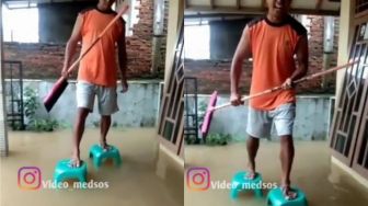 Unik! Bapak Ini Ubah Kursi Plastik Jadi Sandal Anti Banjir, Warganet Salut