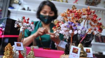 Penjualan Kerajinan Pohon Kristal di Bali Meningkat Jelang Imlek