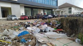Diresmikan Wali Kota, Gedung Baru Setda Cilegon Banyak Sampah Menumpuk