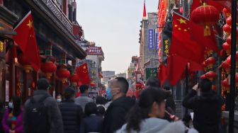 Warga Kota Beijing memadati pusat jajanan kuno di kawasan Qianmen pada hari pertama liburan Tahun Baru China di Beijing, China, Rabu (10/2/2021).  ANTARA FOTO/M. Irfan Ilmie