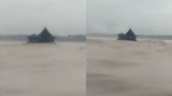 Viral Masjid Terapung Hanyut Terbawa Arus Banjir hingga ke Tengah Laut