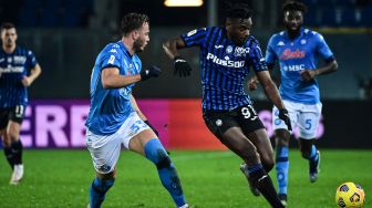 Penyerang Atalanta Duvan Zapata (kanan) menantang bek Napoli Amir Rrahmani selama pertandingan leg kedua semifinal Piala Italia Atalanta melawan Napoli di Stadion Azzurri d'Italia di Bergamo, Italia, Kamis (11/2) dini hari WIB. MIGUEL MEDINA / AFP