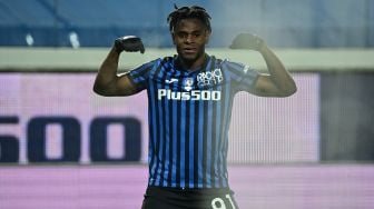 Penyerang Atalanta Duvan Zapata melakukan selebrasi usai mencetak gol selama pertandingan leg kedua semifinal Piala Italia Atalanta melawan Napoli di Stadion Azzurri d'Italia di Bergamo, Italia, Kamis (11/2) dini hari WIB. MIGUEL MEDINA / AFP