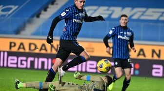 Gelandang Atalanta Matteo Pessina (Atas) mencetak gol keduanya selama pertandingan leg kedua semifinal Piala Italia Atalanta melawan Napoli di Stadion Azzurri d'Italia di Bergamo, Italia, Kamis (11/2) dini hari WIB. MIGUEL MEDINA / AFP