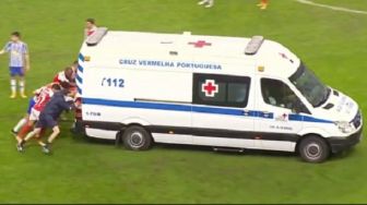 Momen Unik di Laga Braga vs Porto, Pemain Dorong Ambulans Mogok di Lapangan