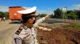 Kondisi Lalu Lintas Tol Cipali KM 122 saat Perbaikan Jalan Retak dan Amblas