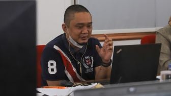 Juri dari label ProAktif, Bambang Sugianto saat melakukan proses penjurian finalis Bintang Suara Grup 2 yang diselenggarakan secara virtual di Kantor Suara.com, Jakarta Selatan, Kamis (11/2/2021). [Suara.com/Alfian Winanto]