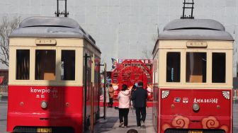 Warga Kota Beijing menanti trem di pusat jajanan kuno di kawasan Qianmen pada hari pertama liburan Tahun Baru China di Beijing, China, Rabu (10/2/2021). ANTARA FOTO/M. Irfan Ilmie
