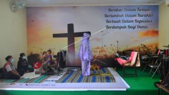 Wajah Toleransi Beragama, Korban Banjir Salat di Gereja GKMI Kudus