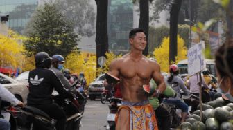 Viral Penjual Semangka Bertubuh Kekar, Fotonya Bikin Kaum Hawa Meriang