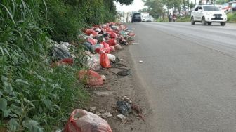 Pemandangan Jalan Raya Serang-Cilegon Tak Elok Karena Gundukan Sampah