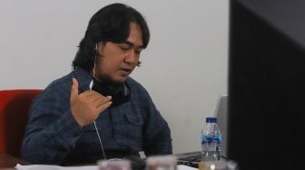 Juri dari Suara.com, Ferry Noviandi saat melakukan proses penjurian finalis Bintang Suara Grup 2 yang diselenggarakan secara virtual di Kantor Suara.com, Jakarta Selatan, Kamis (11/2/2021). [Suara.com/Alfian Winanto]