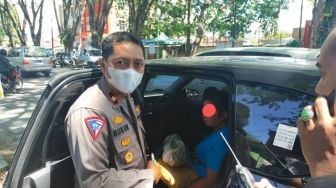 Parno Dikejar Polantas, Pengedar Ganja Kabur Tinggalkan Cewek di Mobil