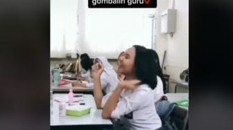 Baper Abis! Viral Siswi Gombali Pak Guru, Bikin Seisi Kelas Histeris