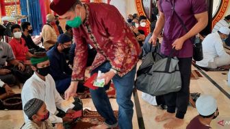 Tahun Baru Imlek, Masjid Babah Alun Desari Bagikan Angpao Buat Dhuafa