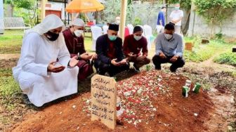 Potret Makam Ustadz Maaher Bertabur Bunga, Dikunjungi Adik Syekh Ali Jaber