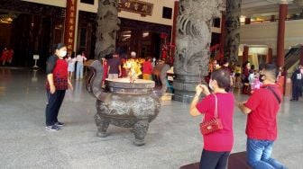 Sembahyang Imlek di Maha Vihara Maitreya, Begini Suasananya